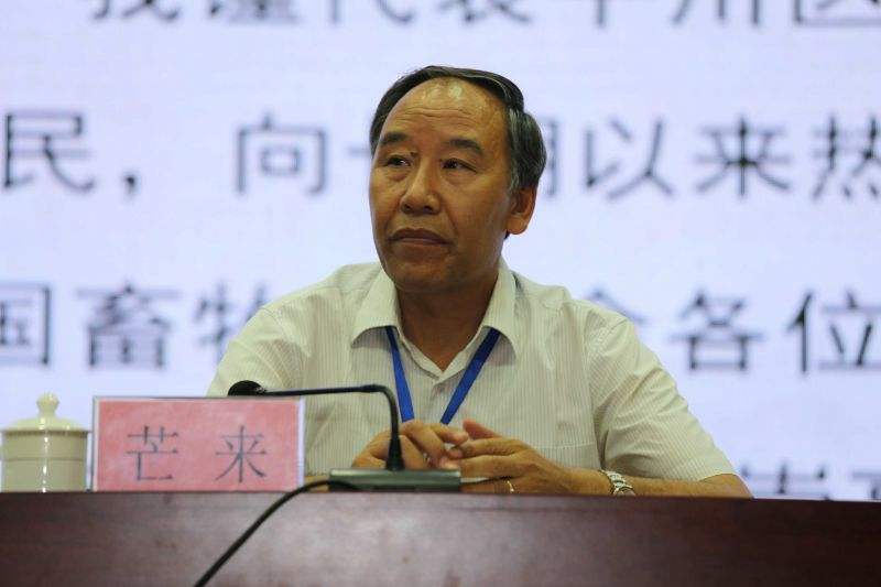 芒来（蒙古族），内蒙古农业大学教授、博导，农学、兽医学双博士。