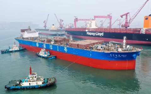 10万吨级智慧渔业大型养殖工船，全球首艘，青岛出坞下水