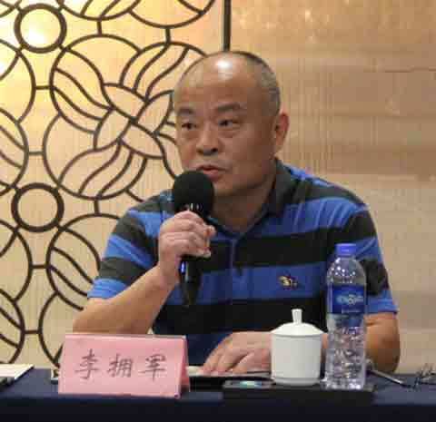 李拥军,江苏射阳人,扬州大学教授、博导,畜禽繁育专家