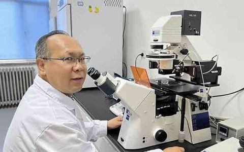 张家新，内蒙古农业大学教授、博导，动物繁殖专家