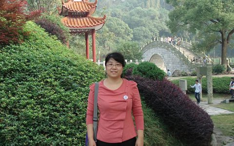 石彩霞（女），内蒙古农业大学讲师，牛羊饲料专家