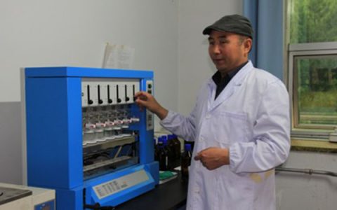 那仁巴图，蒙古族，内蒙古农业大学动物营养学副教授、硕导，系主任，牛羊、骆驼养殖专家