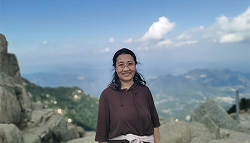 霍鲜鲜（女），内蒙古农业大学教授，硕导，牛羊专家。