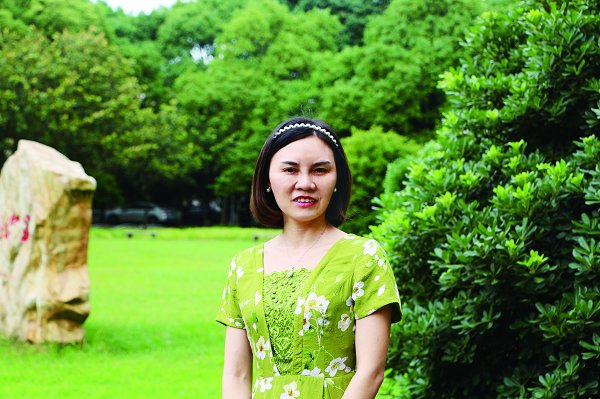 曹满湖（女），湖南资兴人，湖南农业大学副教授、硕导，饲料营养专家。